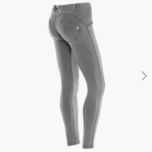 WR.UP® SKINNY LOW RISE IN LIGHT STRETCH DENIM